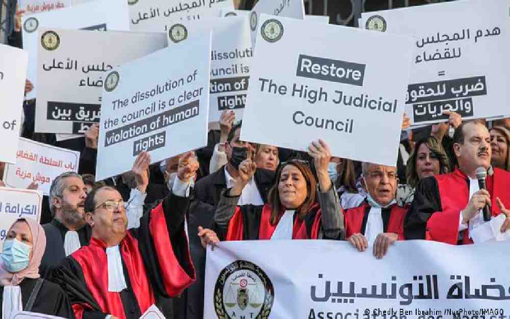 قضاة تونسيين مضربين عن الطعام
