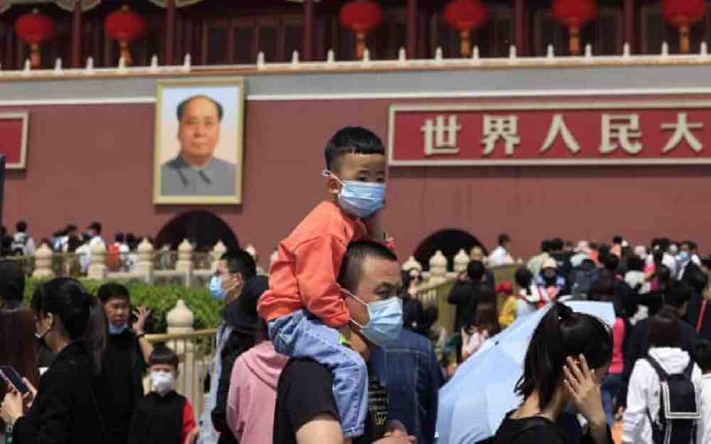 الصين تسمح بإنجاب طفل ثالث