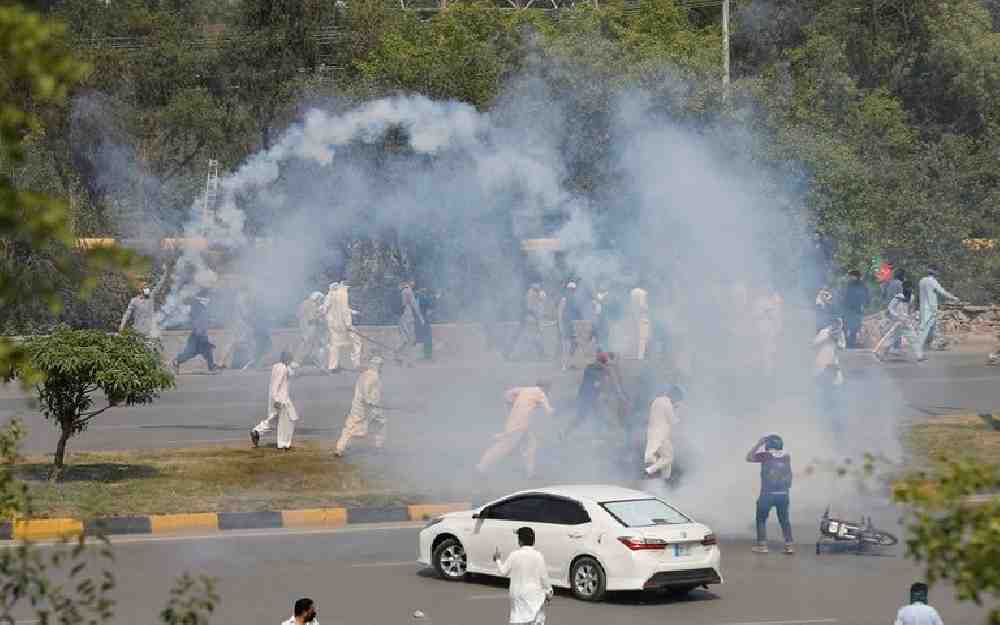 الشرطة وأنصار عمران خان