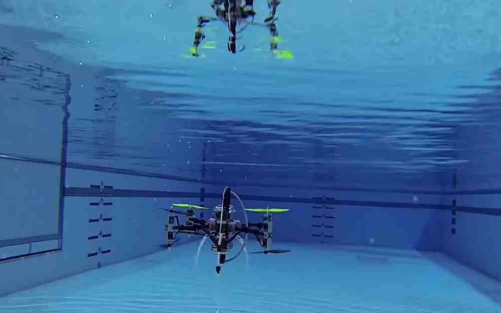 طائرات مسيرة تحت الماء