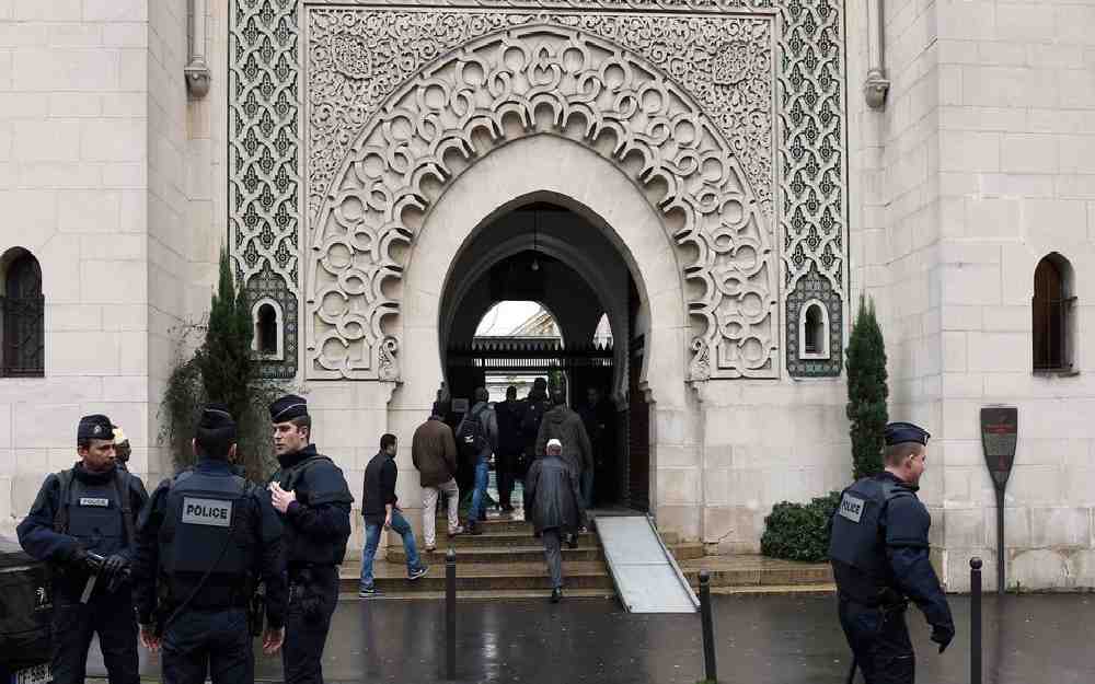 فرنسا تعتزم إغلاق 7 مساجد