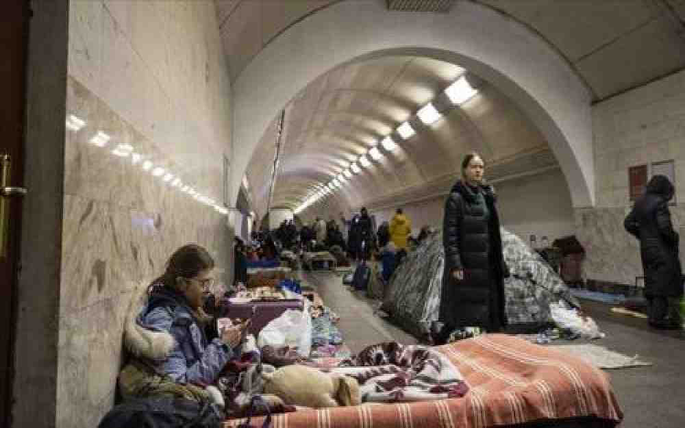 سكان كييف في الملاجئ