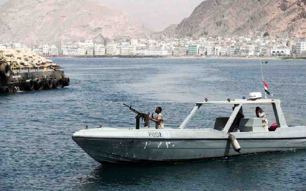 زوارق للحوثيين تهاجم سفينة تجارية