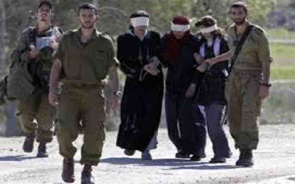 جنود الاحتـلال مع فلسطينيات