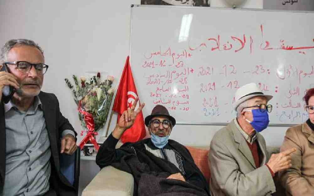 مواطنون ضد الانقلاب في تونس