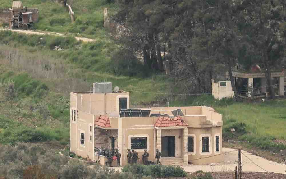 جنود الاحتلال ينهبون المنازل