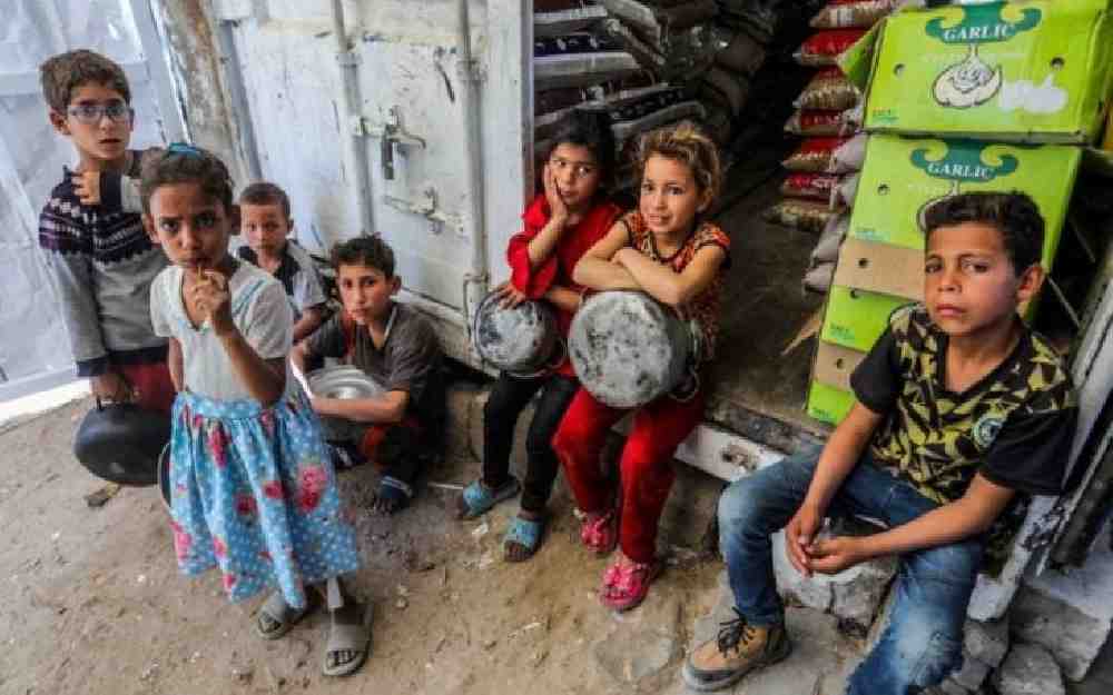 موت طفلة جوعا جراء الحصار بغزة