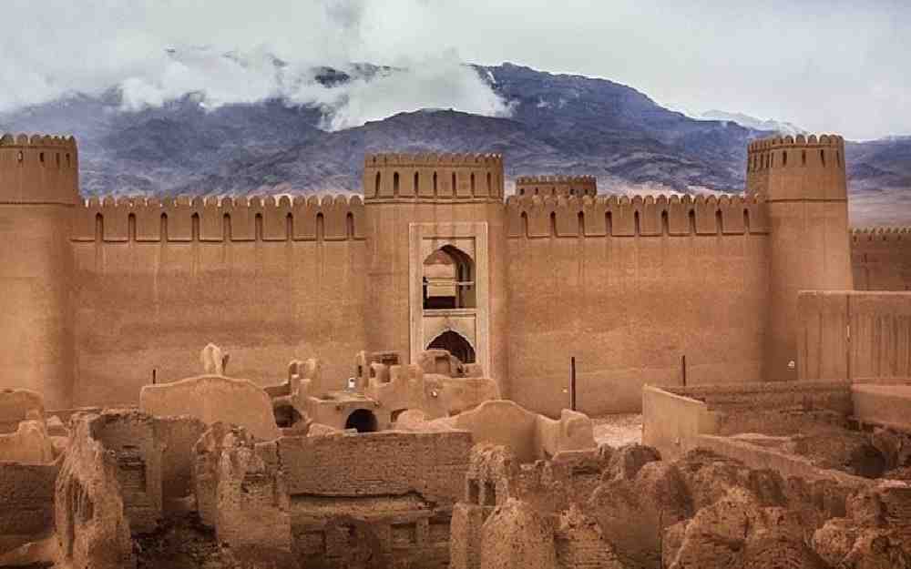 إيران تبيع مواقع تاريخية