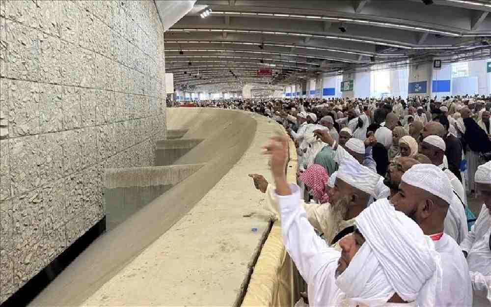 حجاج بيت الله الحرام رمي الجمرات