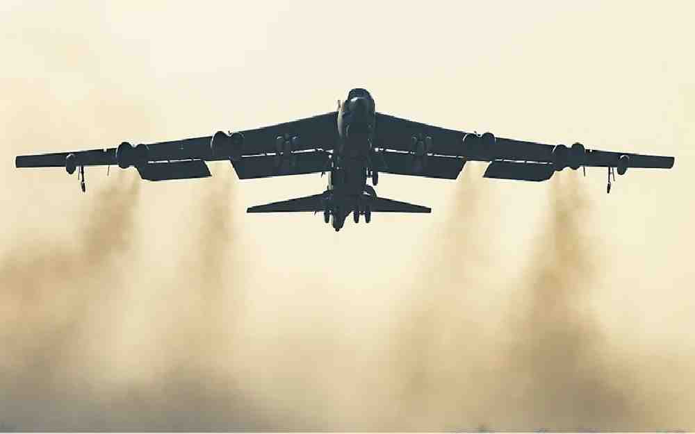 قاذفة أمريكية من طراز B-52