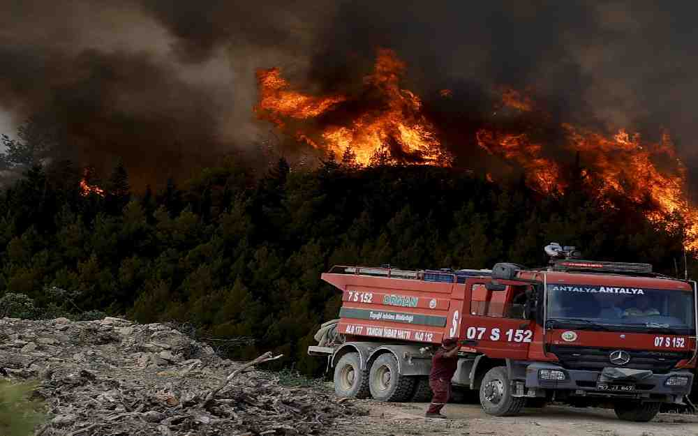 حرائق ضخمة في ولايات تركية