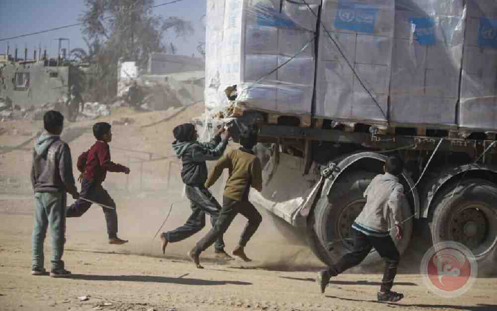 انقلاب شاحنة مساعدات وسط غزة