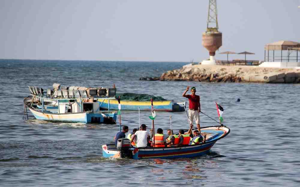 صيادين فلسطينيين على الحدود البحرية