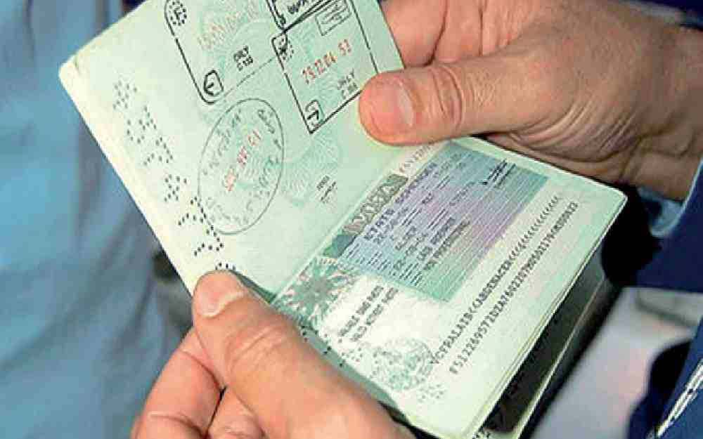 فرنسا تشدد شروط منح التأشيرات
