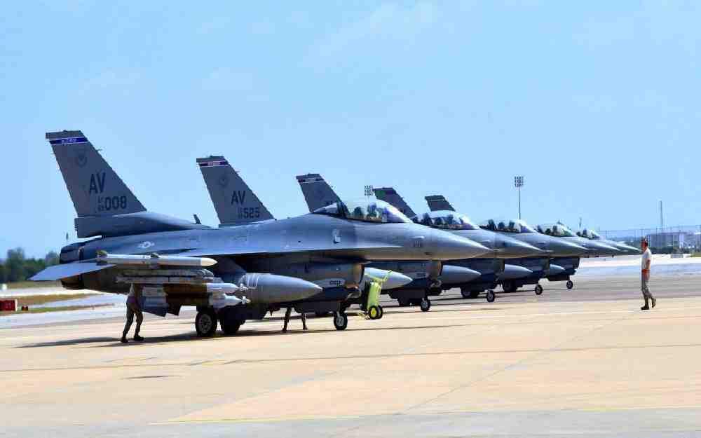طائرات حربية f16