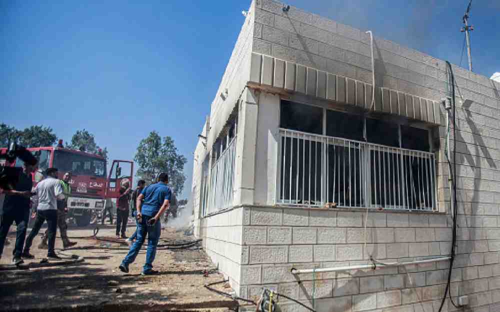 إضرام مستوطنين النار بمنزل في رام الله