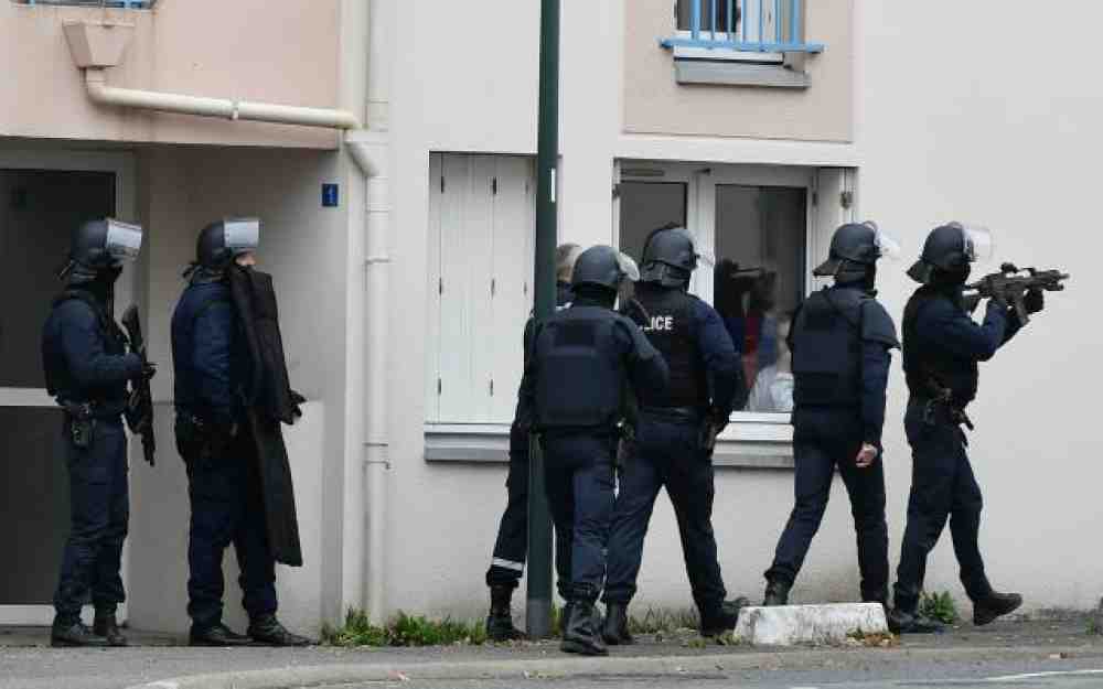 فرنسا تعتقل أطفال مسلمين