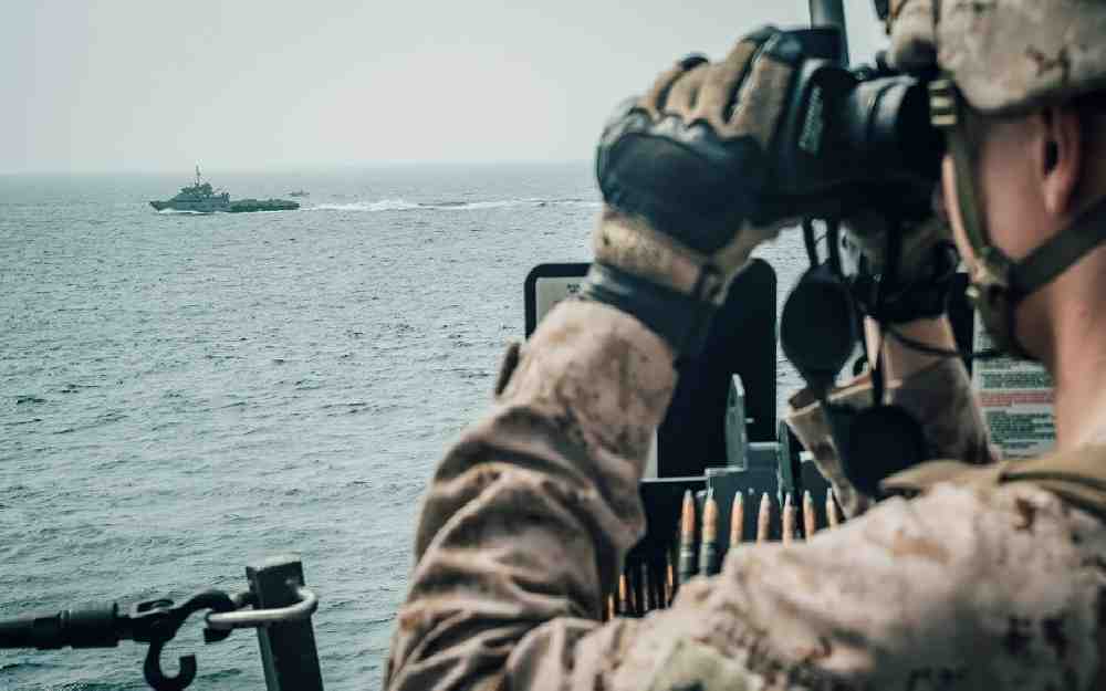 أسلحة إيرانية من سفينتين في بحر العرب