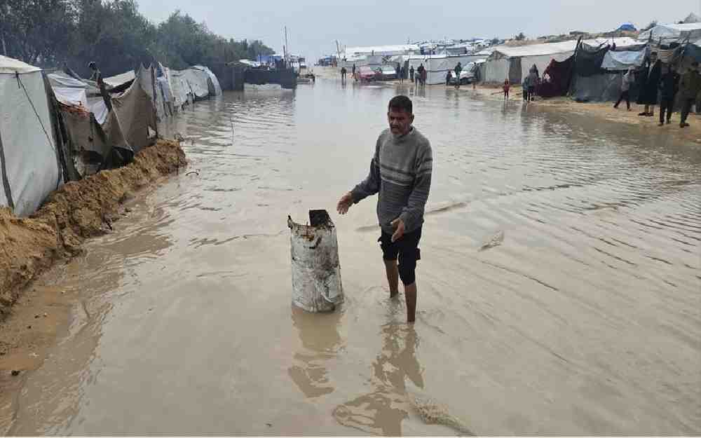 مياه الأمطار تفاقم معاناة النازحين في غزة