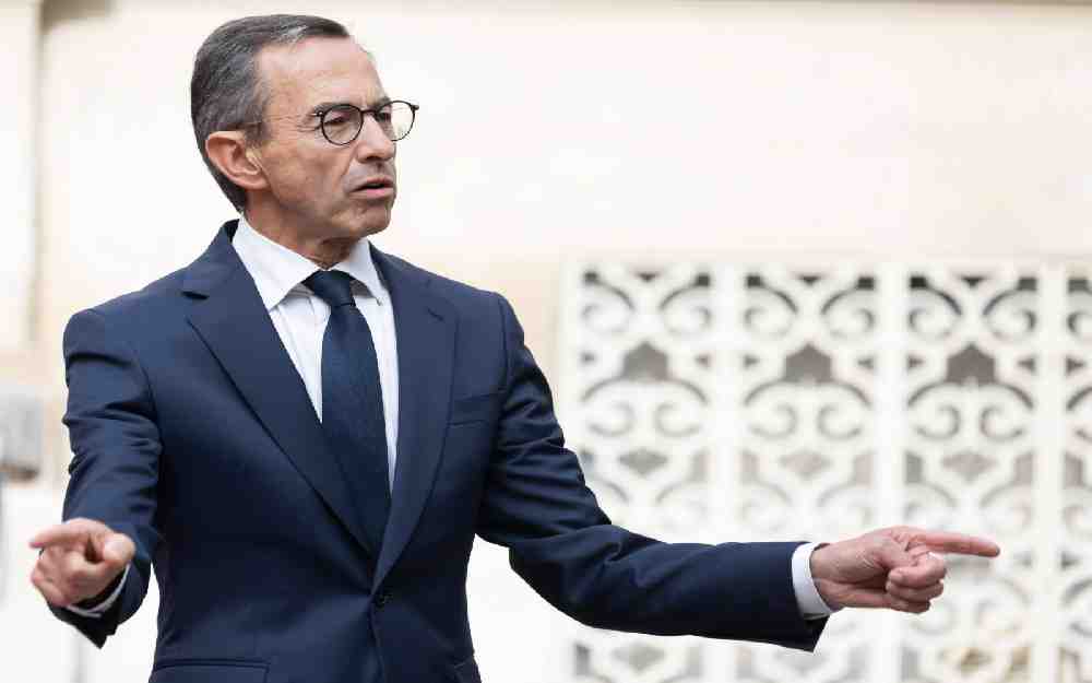 وزير الداخلية الفرنسي يحظر ارتداء الحجاب