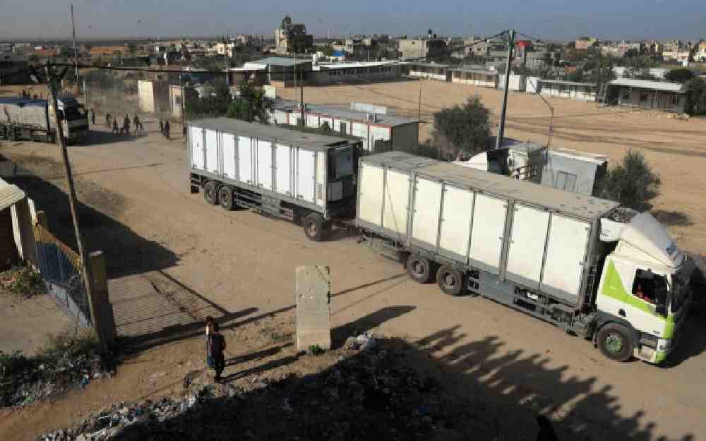 أول شاحنات مساعدات إلى شمال غزة