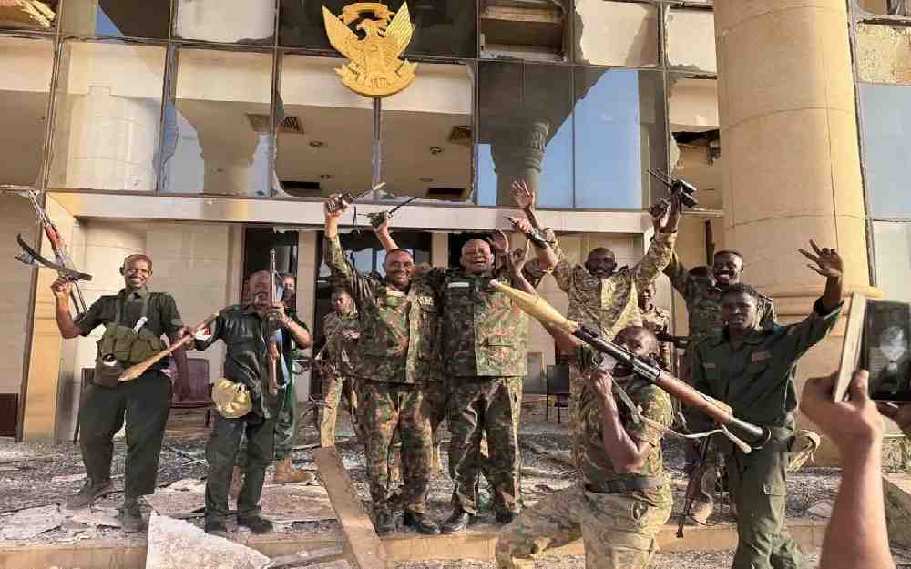 الجيش السوداني يسيطر على القصر الرئاسي
